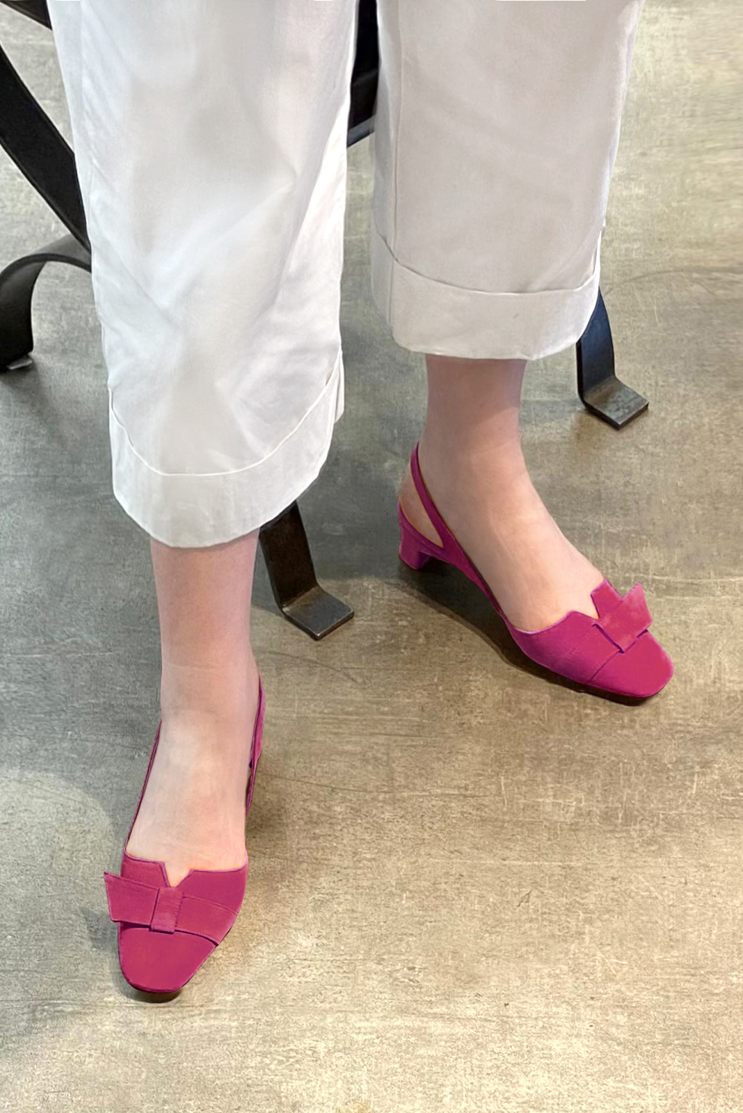 Fuschia pink women's slingback shoes. Square toe. Low kitten heels. Worn view - Florence KOOIJMAN